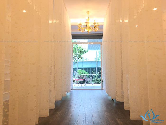 Lắp đặt rèm voan trắng thêu hoa cho spa ở 10 Vũ Phạm Hàm