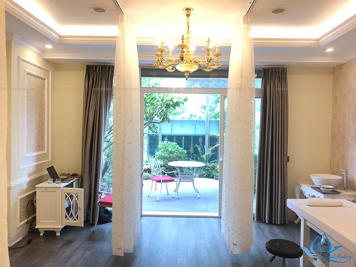 Lắp đặt rèm voan trắng thêu hoa cho spa ở 10 Vũ Phạm Hàm