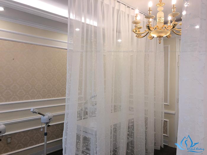 Lắp đặt rèm voan trắng thêu hoa cho spa ở 10 Vũ Phạm Hàm
