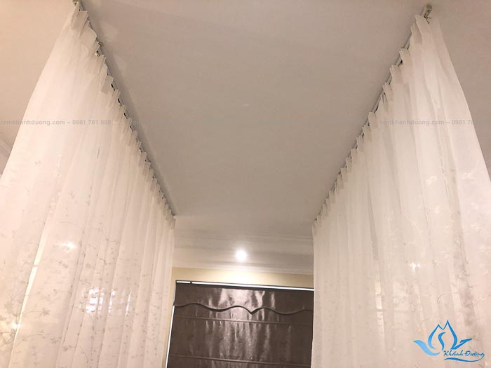 Lắp đặt rèm voan trắng thêu hoa cho spa ở 10 Vũ Phạm Hàm