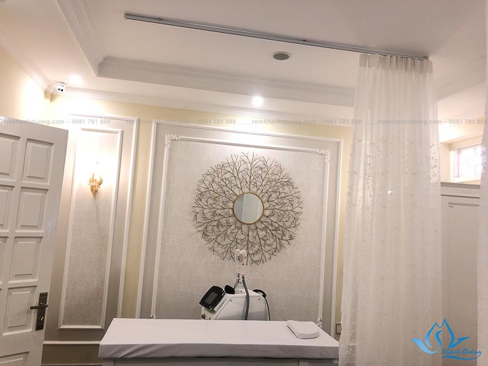 Lắp đặt rèm voan trắng thêu hoa cho spa ở 10 Vũ Phạm Hàm