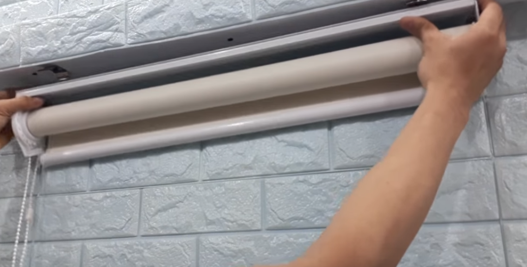 Lắp thanh rèm nằm cố định trong khung