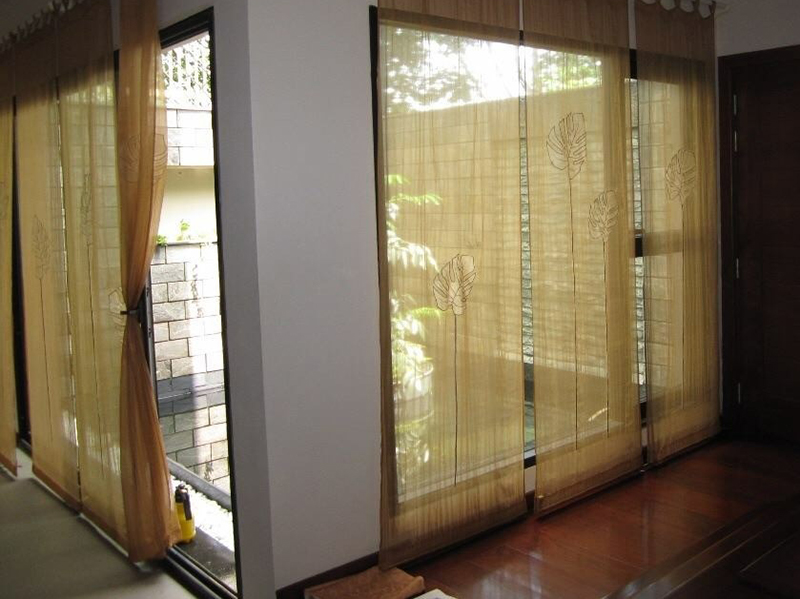 Rèm voan thêu họa tiết lá ấn tượng