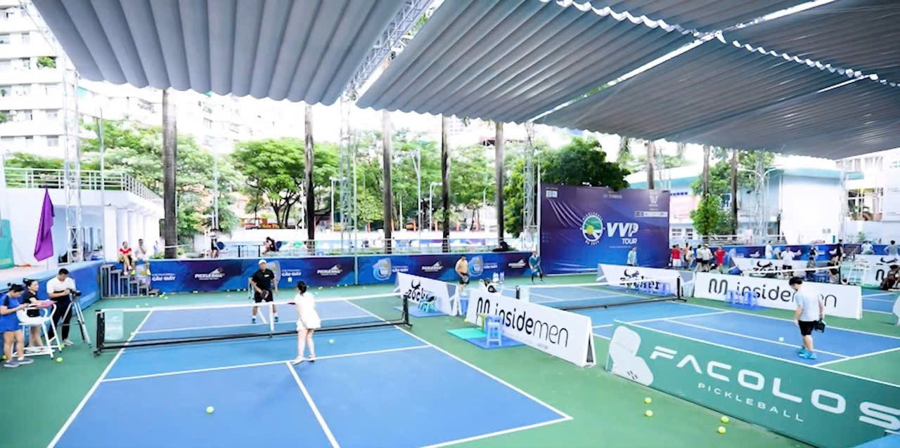 Mái che sân Pickleball hệ bạt mái xếp lượn sóng tại Tây Hồ, Hà Nội