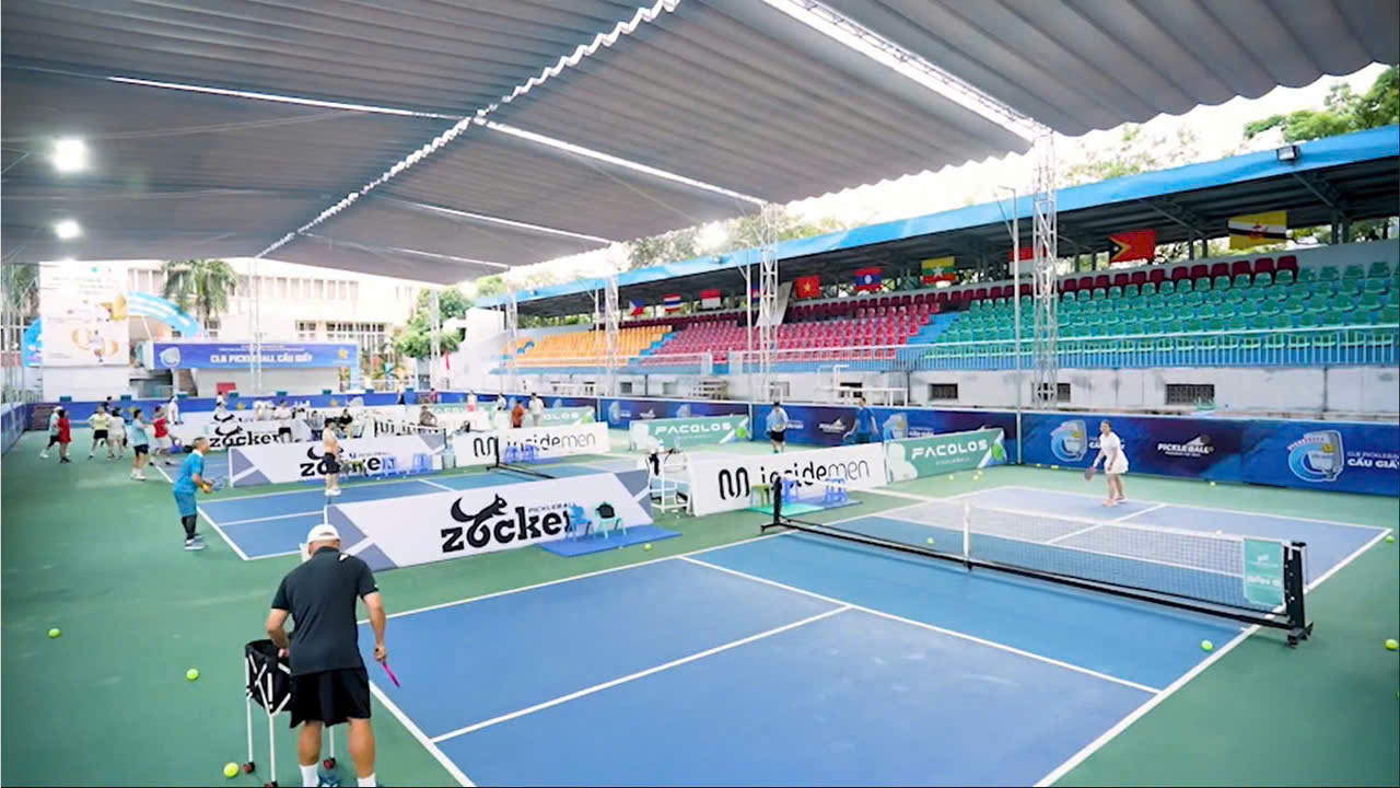 Mái che sân Pickleball hệ bạt mái xếp lượn sóng tại Tây Hồ, Hà Nội