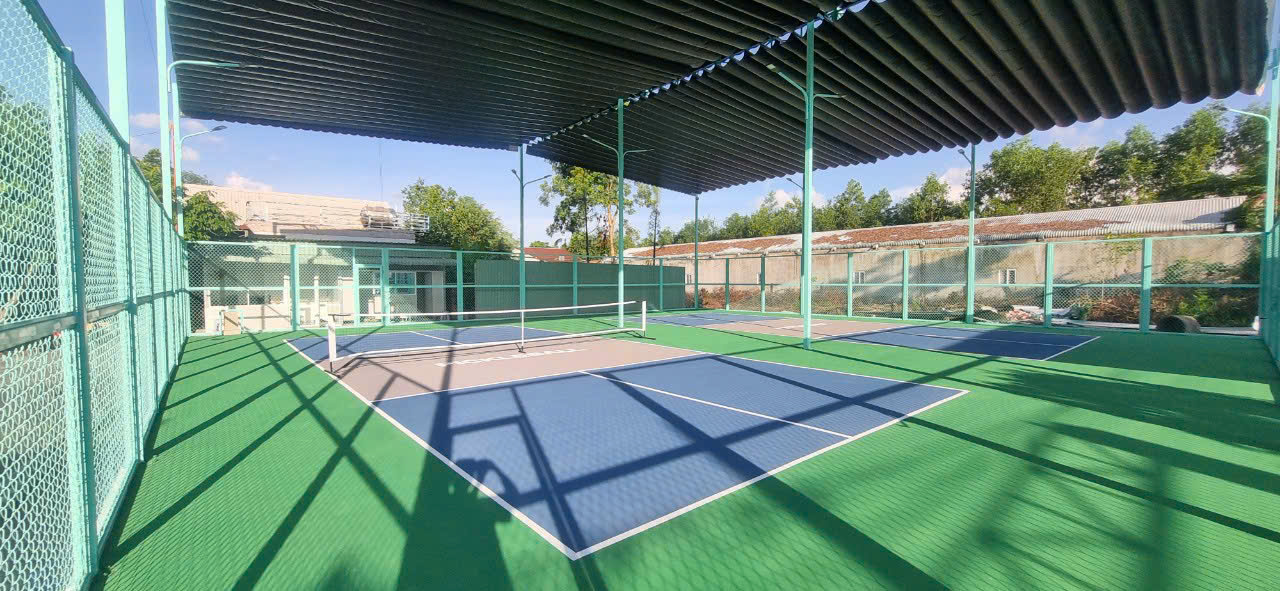 Bạt xếp lượn sóng che mái sân Pickleball ngoài trời chống nắng mưa tại Long Biên, Hà Nội