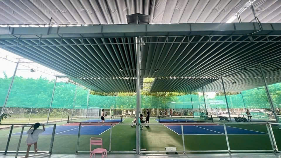 Bạt xếp lượn sóng che mái sân Pickleball ngoài trời chống nắng mưa tại Long Biên, Hà Nội