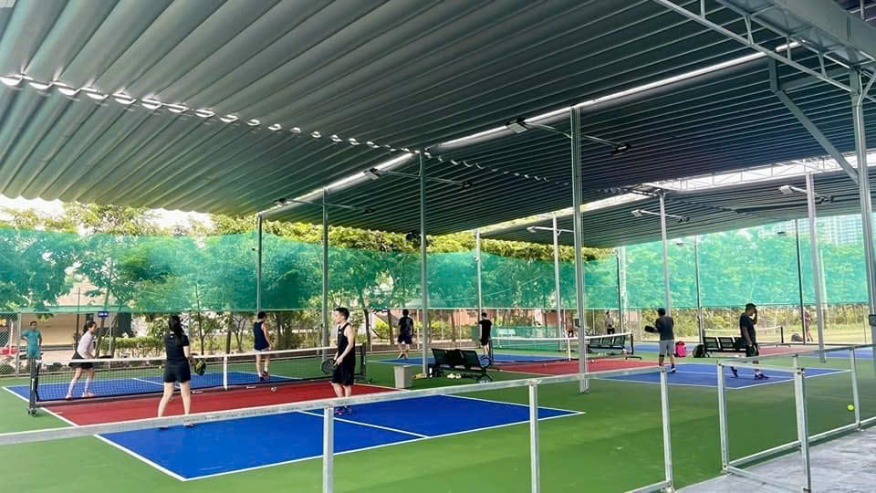 Bạt xếp lượn sóng che mái sân Pickleball ngoài trời chống nắng mưa tại Long Biên, Hà Nội